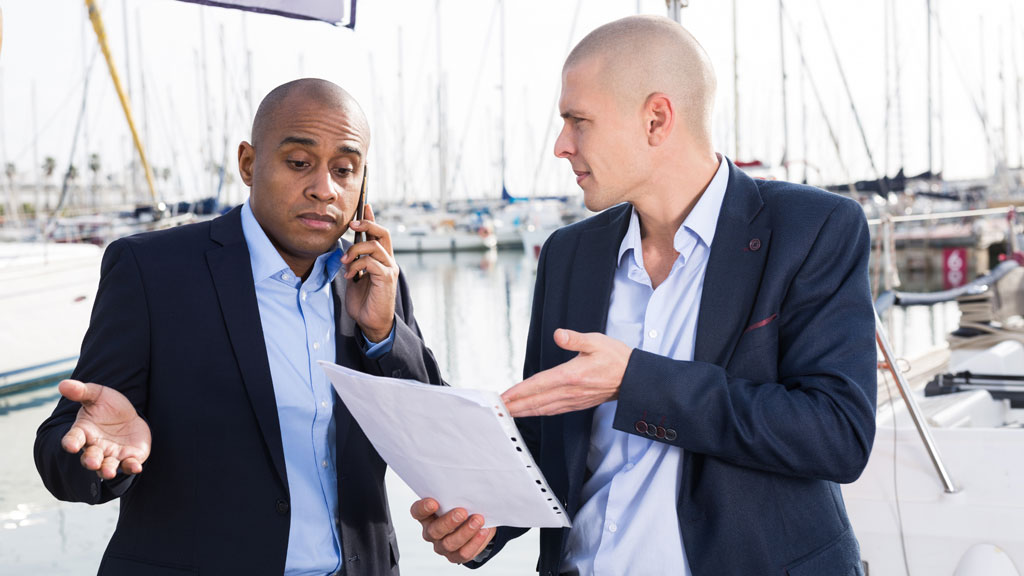 Couple cinquantenaire visitant une propriété avec agent immobilier à Port Grimaud